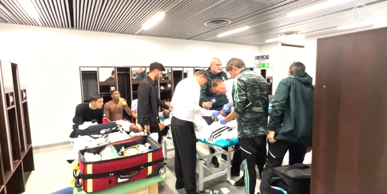 Au apărut imaginile cu Antonio Rudiger, cusut pe viu după accidentarea horror suferită! Doi jucători de la Real au stat alături de el _2
