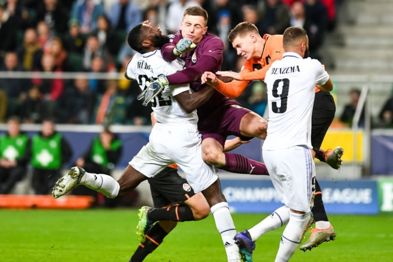 Au apărut imaginile cu Antonio Rudiger, cusut pe viu după accidentarea horror suferită! Doi jucători de la Real au stat alături de el _3
