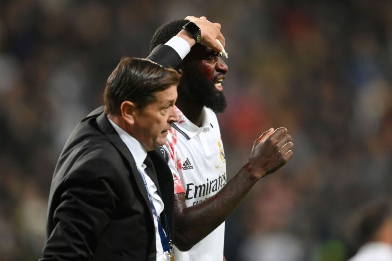 Au apărut imaginile cu Antonio Rudiger, cusut pe viu după accidentarea horror suferită! Doi jucători de la Real au stat alături de el _5