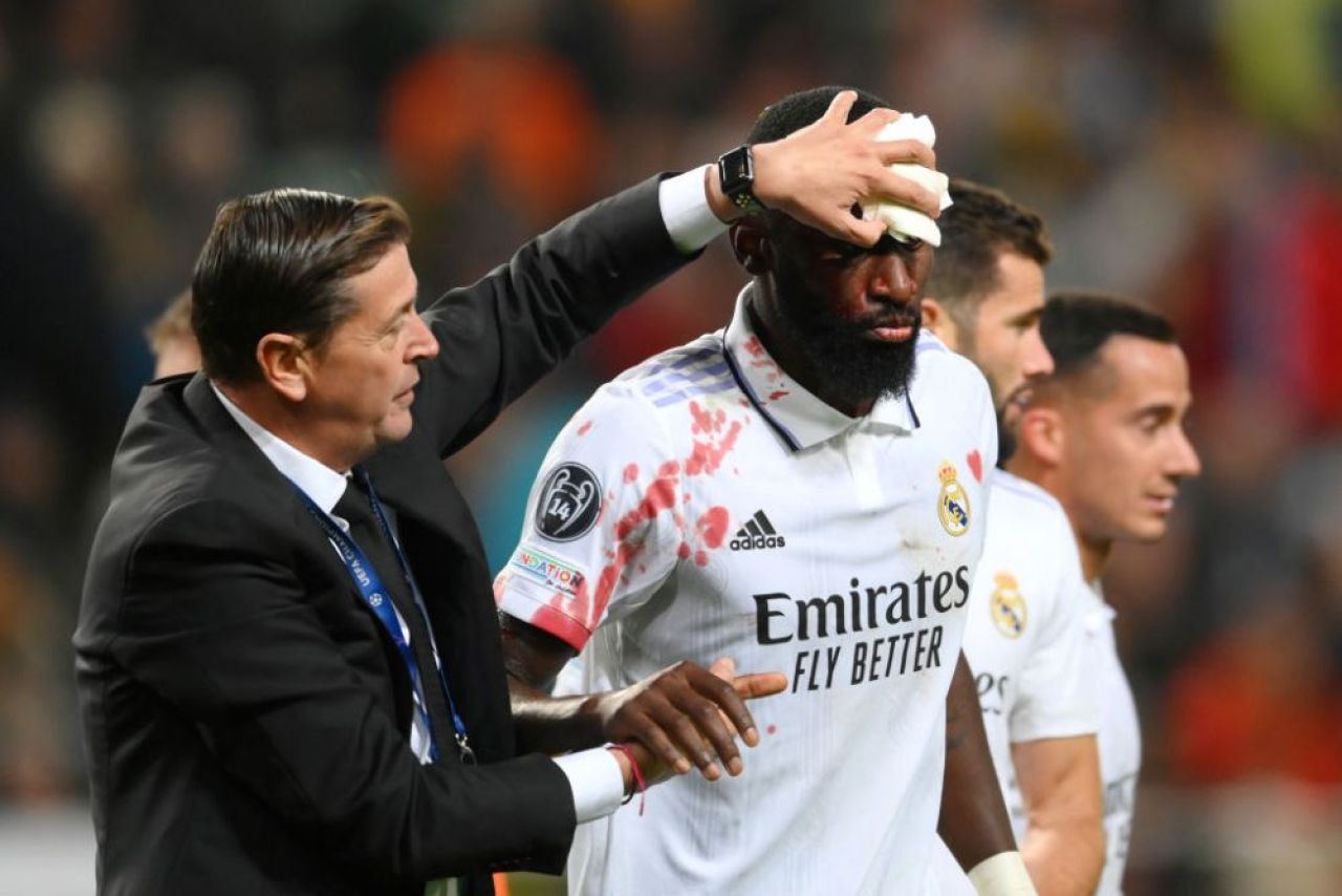 Au apărut imaginile cu Antonio Rudiger, cusut pe viu după accidentarea horror suferită! Doi jucători de la Real au stat alături de el _6