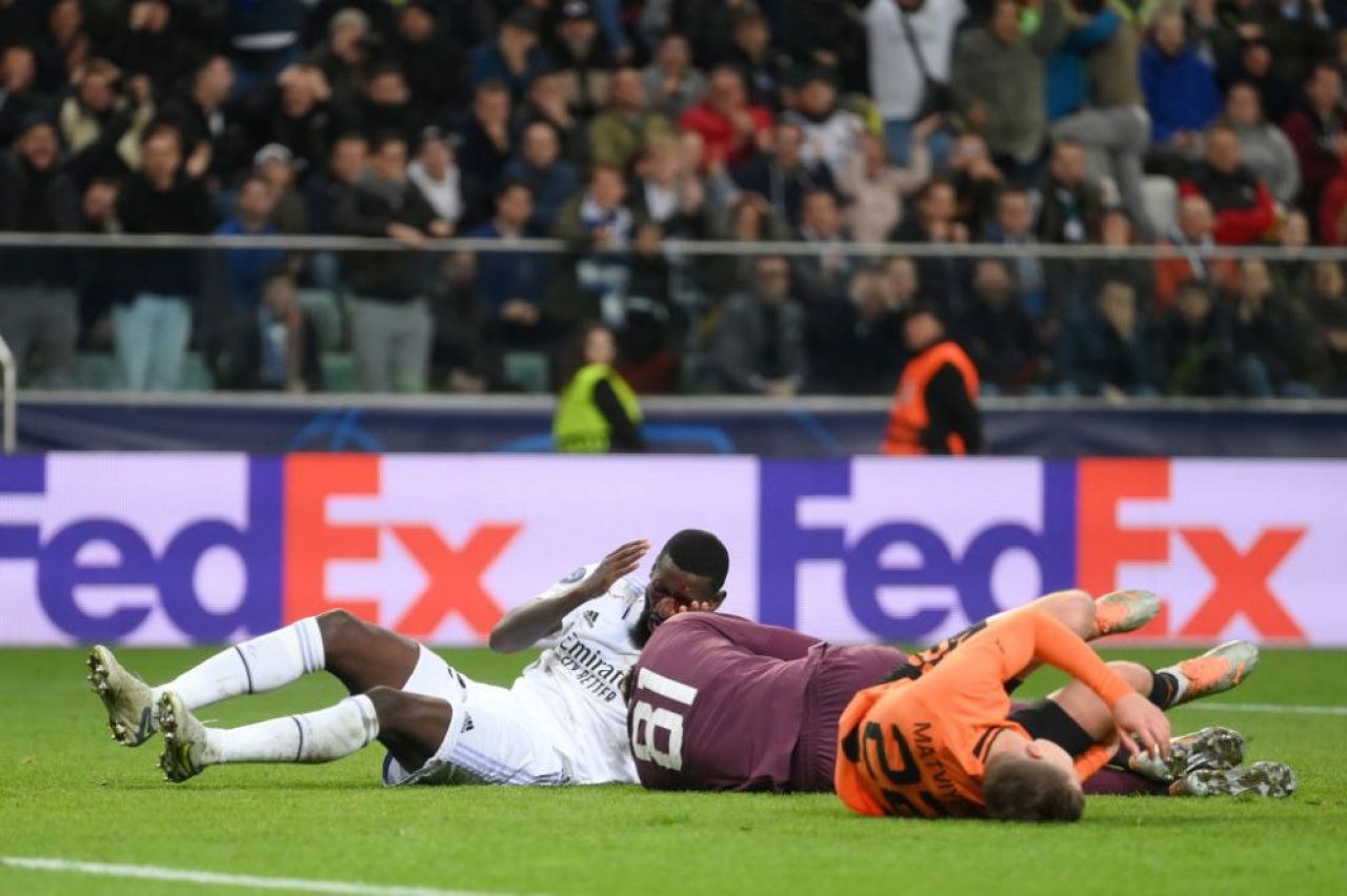 Au apărut imaginile cu Antonio Rudiger, cusut pe viu după accidentarea horror suferită! Doi jucători de la Real au stat alături de el _8