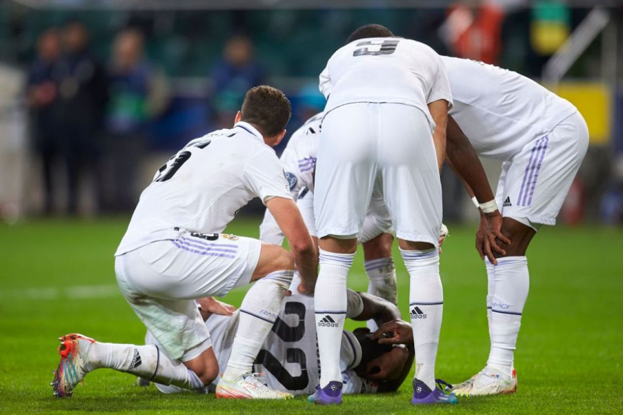 Au apărut imaginile cu Antonio Rudiger, cusut pe viu după accidentarea horror suferită! Doi jucători de la Real au stat alături de el _10