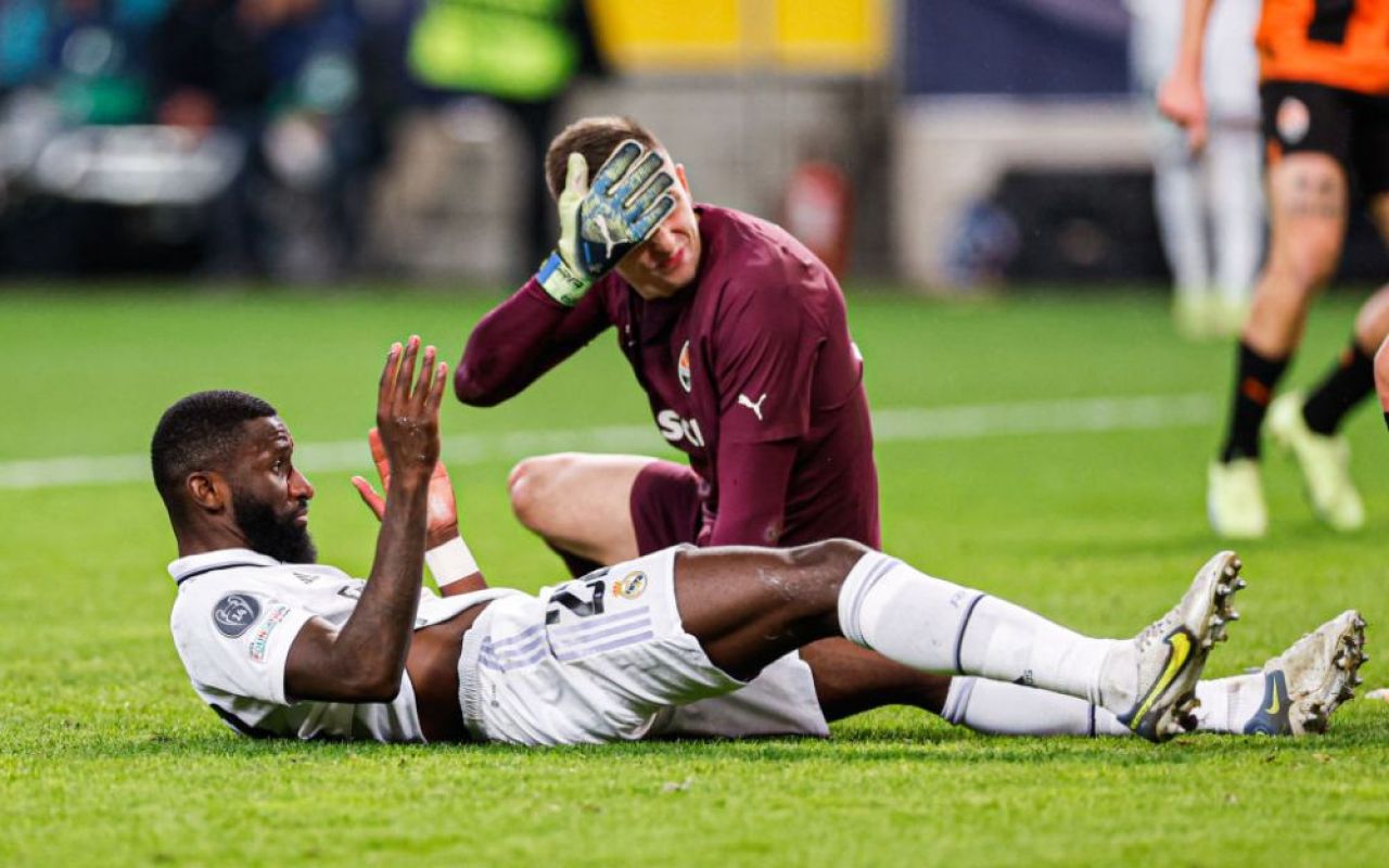 Au apărut imaginile cu Antonio Rudiger, cusut pe viu după accidentarea horror suferită! Doi jucători de la Real au stat alături de el _11