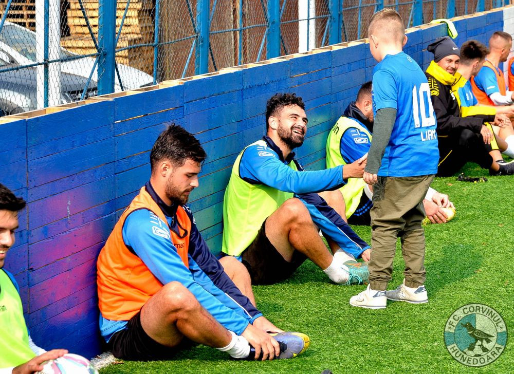 Gest superb al clubului Corvinul Hunedoara pentru un copil care suferă de autism! ”Vă prezentăm un nou jucător”_3