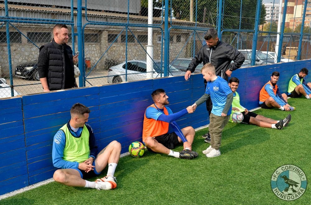 Gest superb al clubului Corvinul Hunedoara pentru un copil care suferă de autism! ”Vă prezentăm un nou jucător”_5