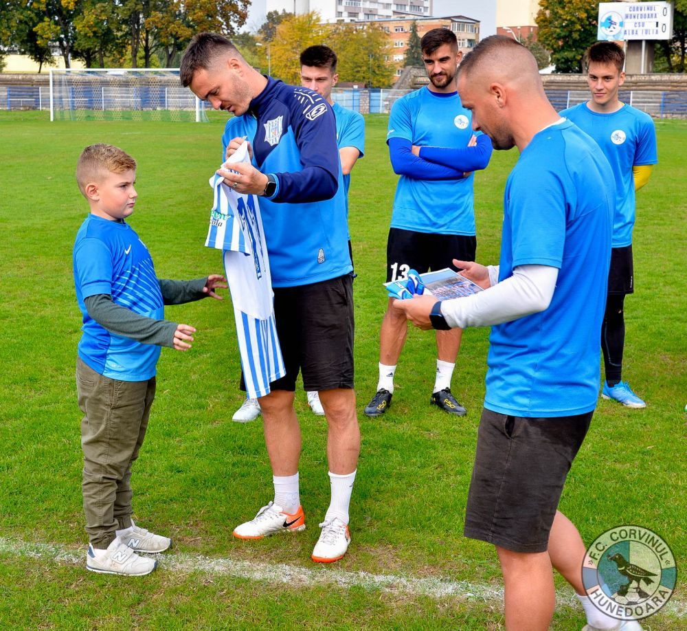 Gest superb al clubului Corvinul Hunedoara pentru un copil care suferă de autism! ”Vă prezentăm un nou jucător”_6
