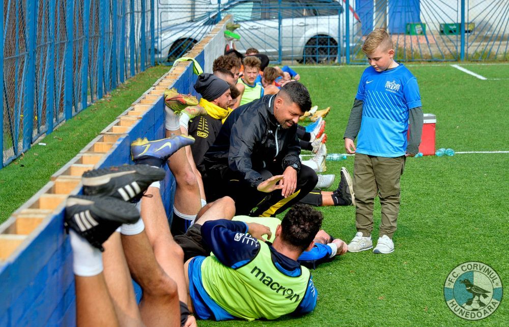 Gest superb al clubului Corvinul Hunedoara pentru un copil care suferă de autism! ”Vă prezentăm un nou jucător”_9