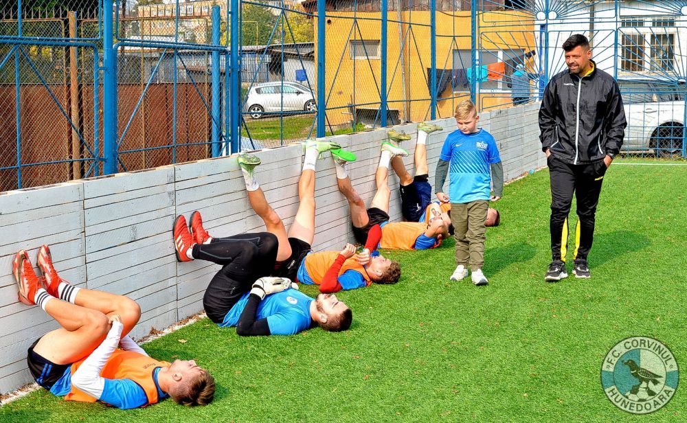 Gest superb al clubului Corvinul Hunedoara pentru un copil care suferă de autism! ”Vă prezentăm un nou jucător”_10