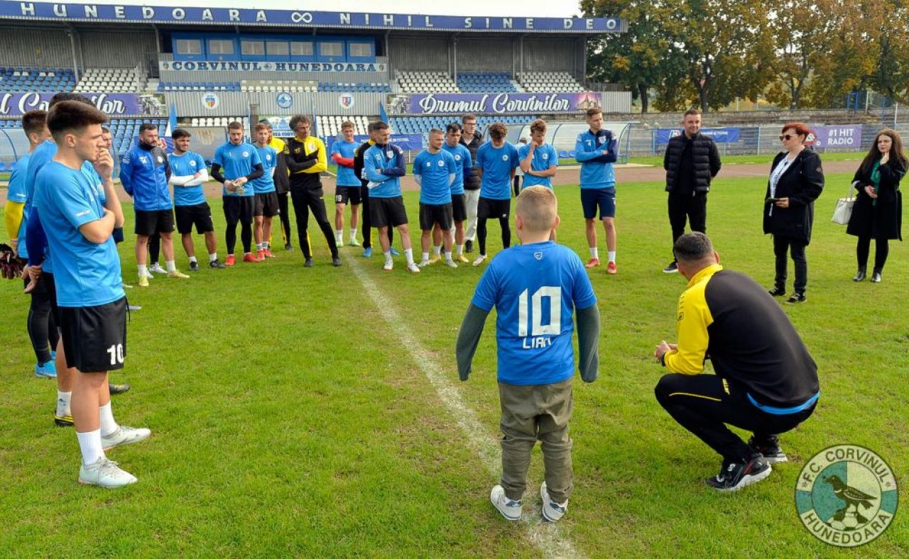 Gest superb al clubului Corvinul Hunedoara pentru un copil care suferă de autism! ”Vă prezentăm un nou jucător”_11