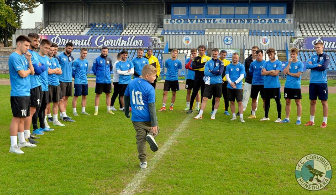 Gest superb al clubului Corvinul Hunedoara pentru un copil care suferă de autism! ”Vă prezentăm un nou jucător”_14