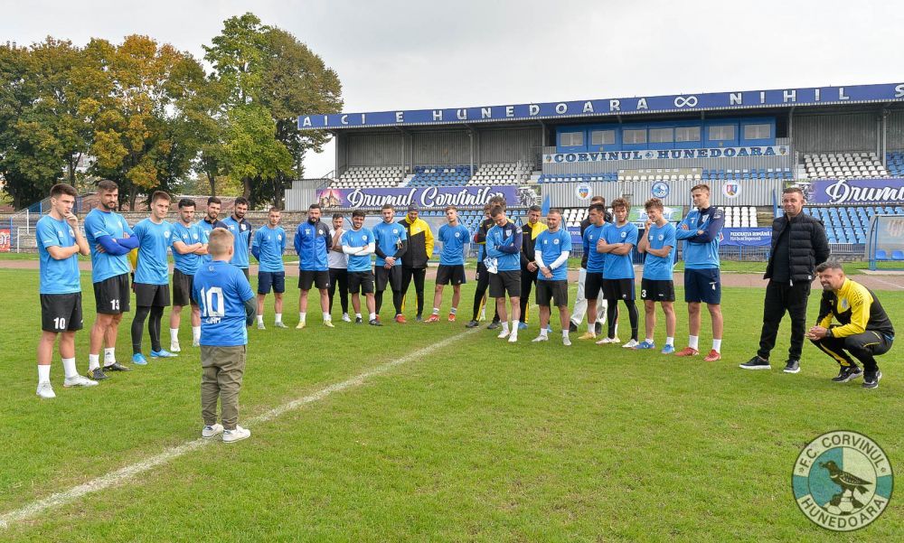Gest superb al clubului Corvinul Hunedoara pentru un copil care suferă de autism! ”Vă prezentăm un nou jucător”_17