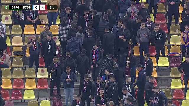 Fanii lui FCSB s-au săturat! Plecări în masă de la stadion, huiduieli și steaguri strânse de pe gard: 