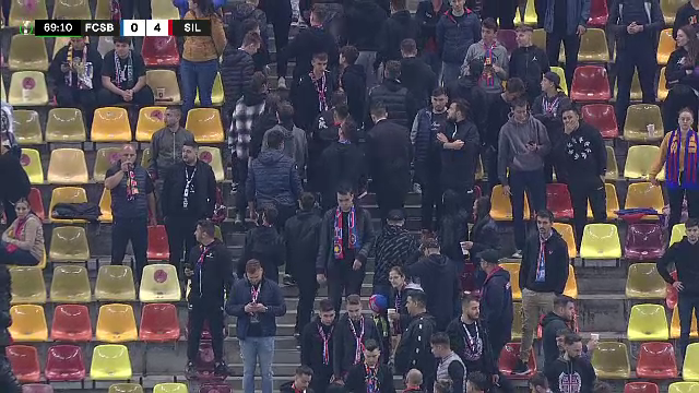 Fanii lui FCSB s-au săturat! Plecări în masă de la stadion, huiduieli și steaguri strânse de pe gard: 