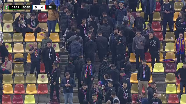Fanii lui FCSB s-au săturat! Plecări în masă de la stadion, huiduieli și steaguri strânse de pe gard: 