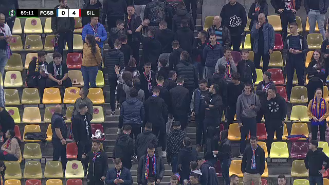 Fanii lui FCSB s-au săturat! Plecări în masă de la stadion, huiduieli și steaguri strânse de pe gard: 