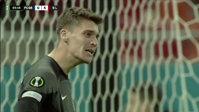 Fanii lui FCSB s-au săturat! Plecări în masă de la stadion, huiduieli și steaguri strânse de pe gard: 