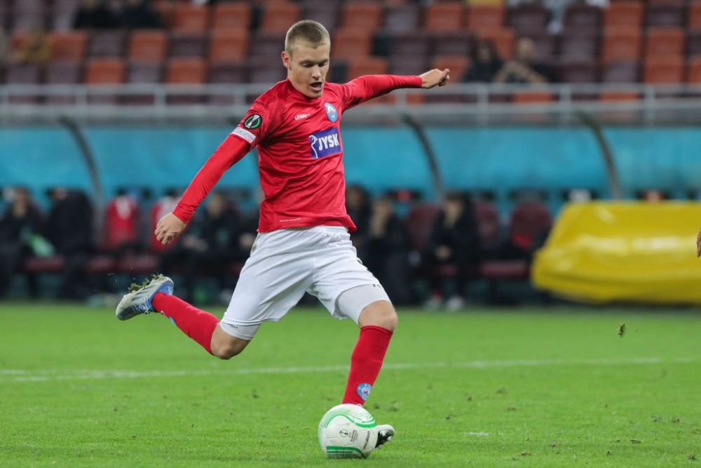 Danezii știu să joace și pe gazon natural! :) De la „știu să joace pe mochetă, e alt fotbal acolo” la instrucție pe Arena Națională_11