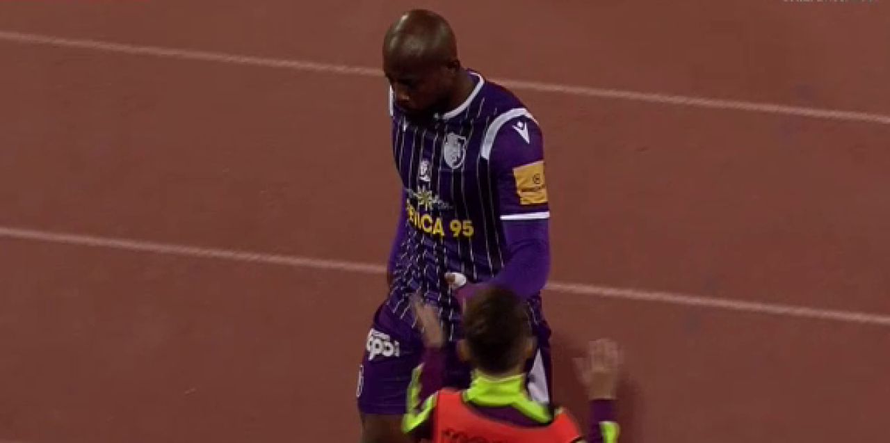 L-ai văzut, Gigi? Garita a scos un penalty după o cursă fantastică, dar a șutat lamentabil de la 11 metri, apoi a fost eliminat_14