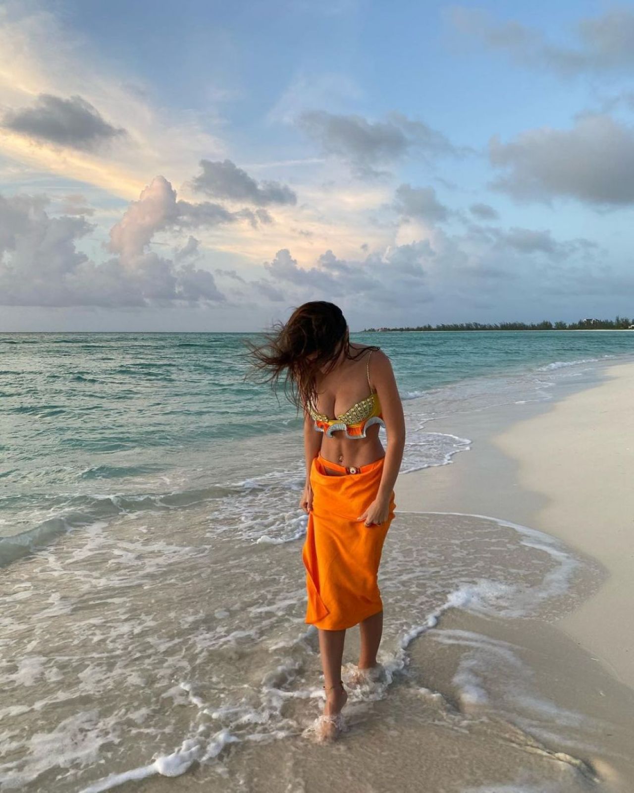 „Aș fi dată afară dacă aș purta asta eu!” Emily Ratajkowski și-a înnebunit fanii cu ultima apariție! Rochia cu care părea ca și dezbrăcată _13