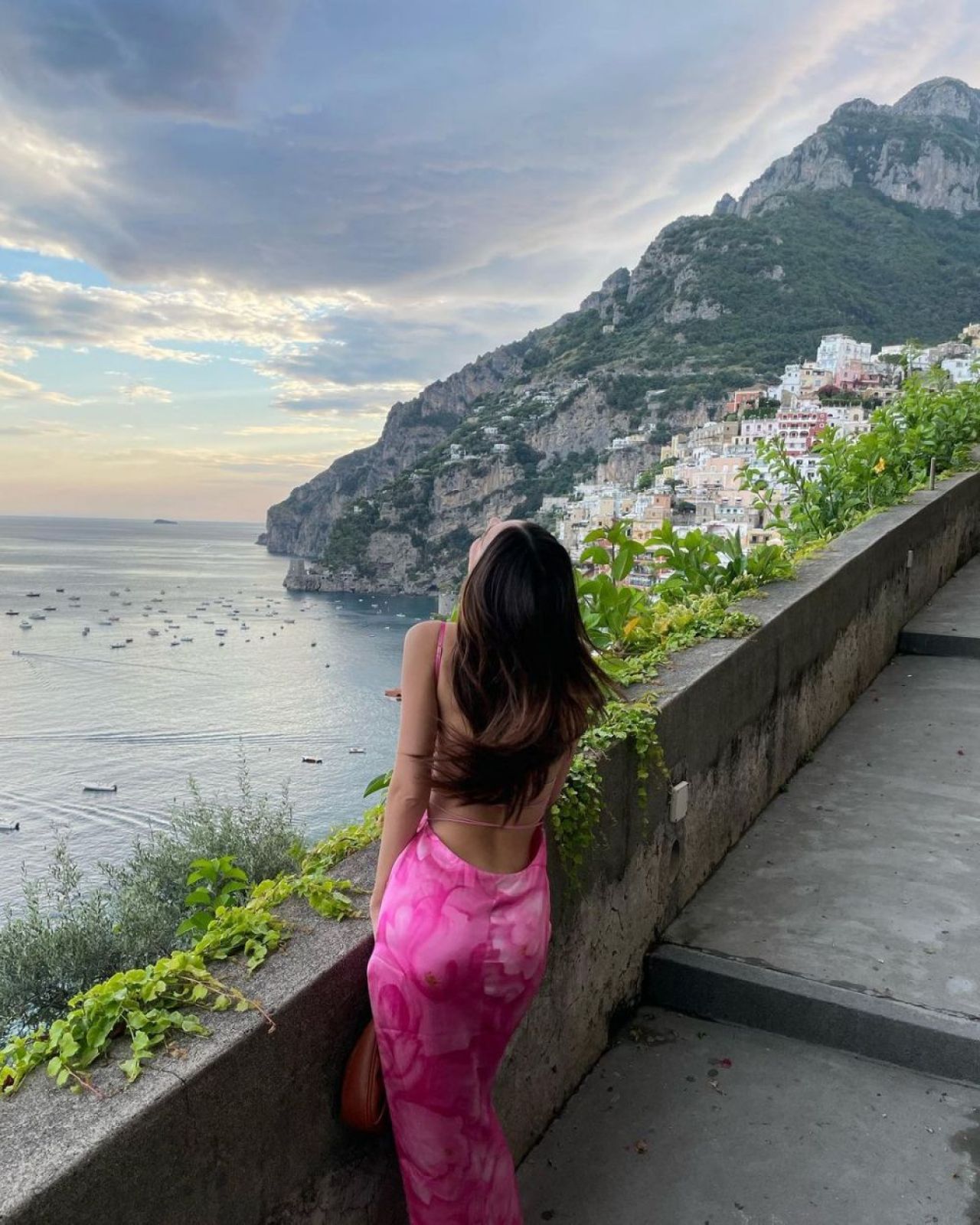 „Aș fi dată afară dacă aș purta asta eu!” Emily Ratajkowski și-a înnebunit fanii cu ultima apariție! Rochia cu care părea ca și dezbrăcată _15