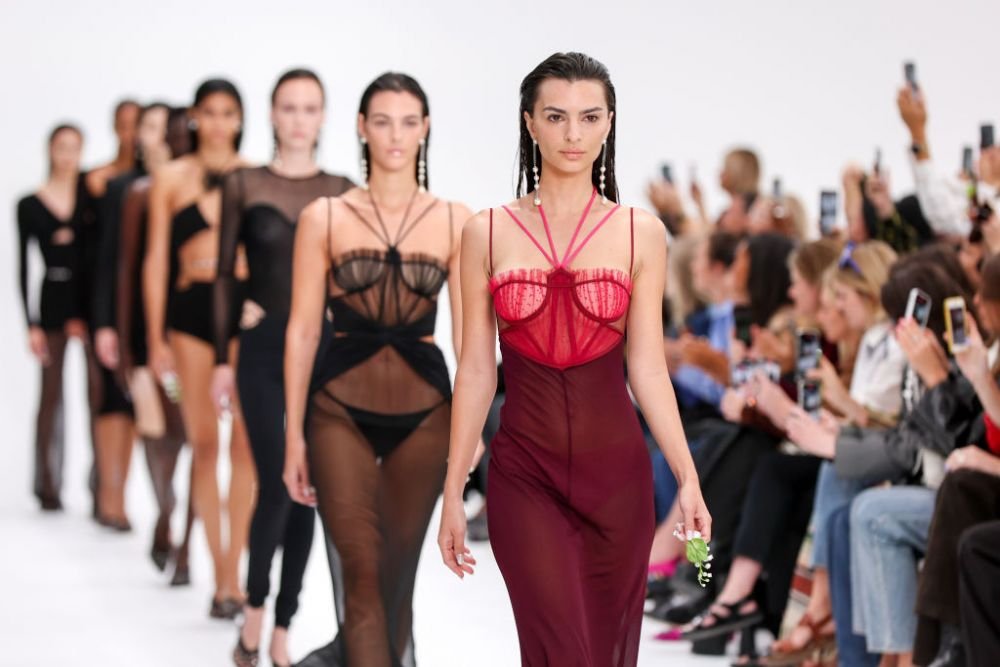 „Aș fi dată afară dacă aș purta asta eu!” Emily Ratajkowski și-a înnebunit fanii cu ultima apariție! Rochia cu care părea ca și dezbrăcată _18