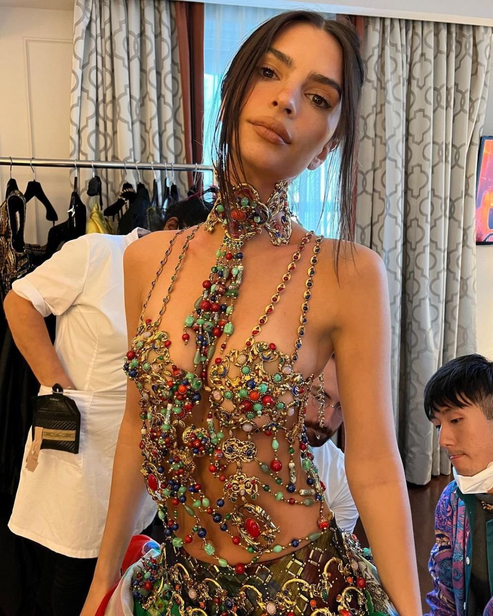 „Aș fi dată afară dacă aș purta asta eu!” Emily Ratajkowski și-a înnebunit fanii cu ultima apariție! Rochia cu care părea ca și dezbrăcată _42