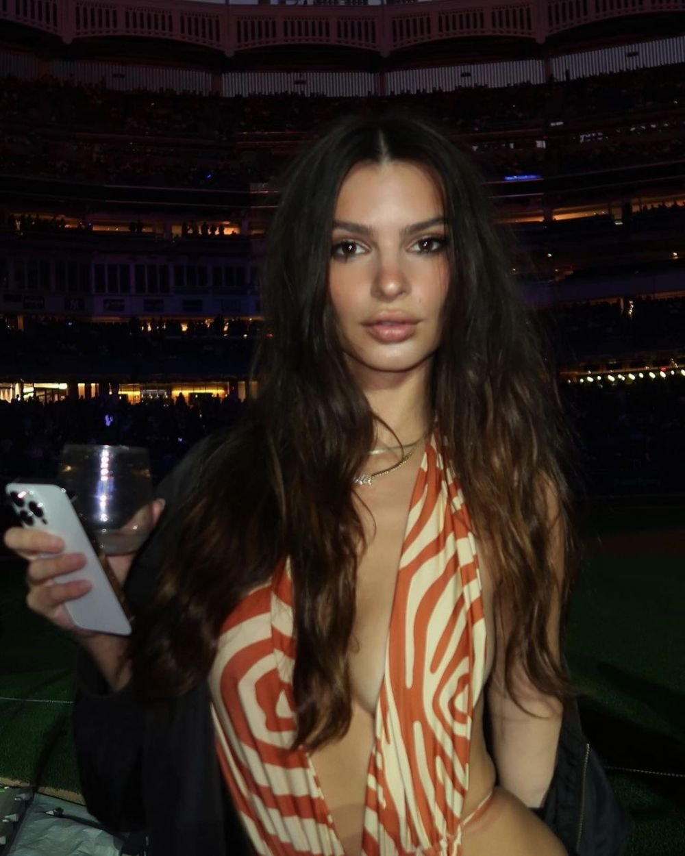 „Aș fi dată afară dacă aș purta asta eu!” Emily Ratajkowski și-a înnebunit fanii cu ultima apariție! Rochia cu care părea ca și dezbrăcată _51