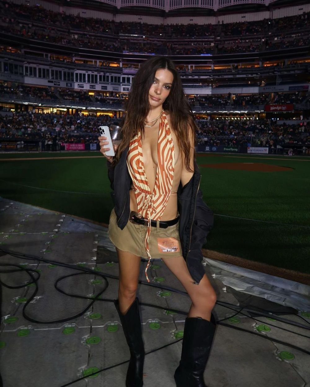 „Aș fi dată afară dacă aș purta asta eu!” Emily Ratajkowski și-a înnebunit fanii cu ultima apariție! Rochia cu care părea ca și dezbrăcată _53