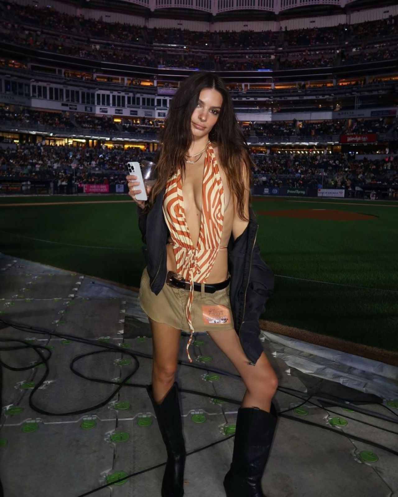 „Aș fi dată afară dacă aș purta asta eu!” Emily Ratajkowski și-a înnebunit fanii cu ultima apariție! Rochia cu care părea ca și dezbrăcată _53