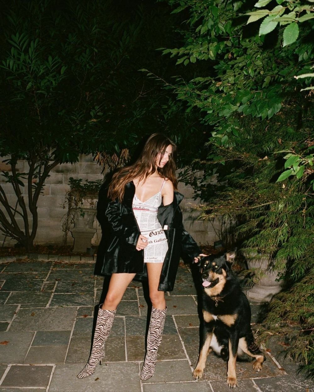 „Aș fi dată afară dacă aș purta asta eu!” Emily Ratajkowski și-a înnebunit fanii cu ultima apariție! Rochia cu care părea ca și dezbrăcată _57