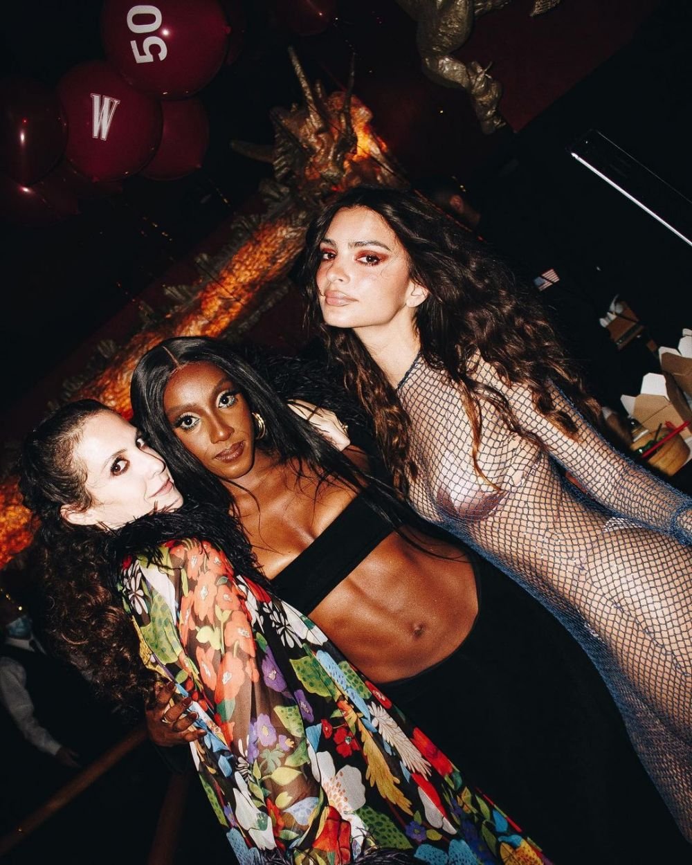 „Aș fi dată afară dacă aș purta asta eu!” Emily Ratajkowski și-a înnebunit fanii cu ultima apariție! Rochia cu care părea ca și dezbrăcată _69