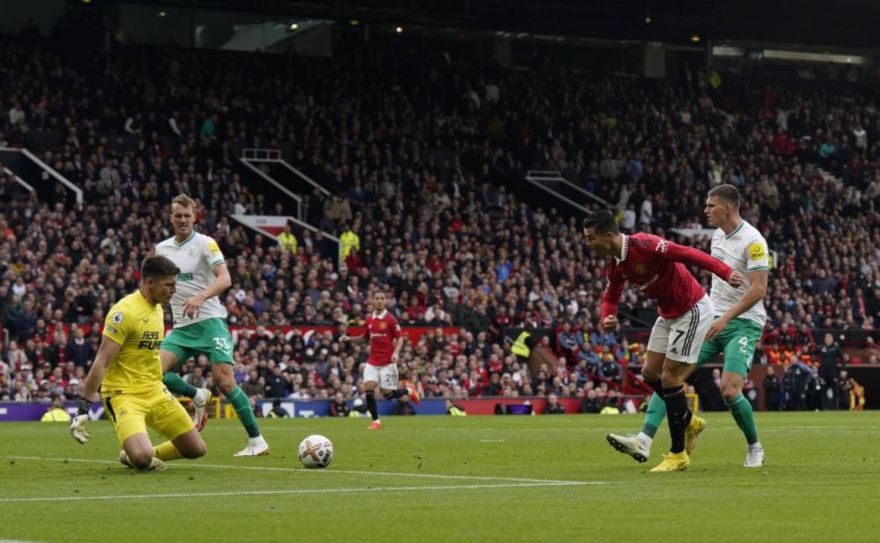 Fază bizară în Premier League! Ronaldo i-a luat mingea portarului și a marcat, dar a văzut galben și golul a fost anulat_3