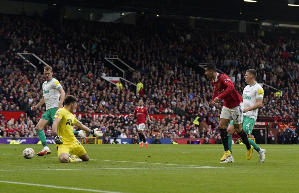 Fază bizară în Premier League! Ronaldo i-a luat mingea portarului și a marcat, dar a văzut galben și golul a fost anulat_4