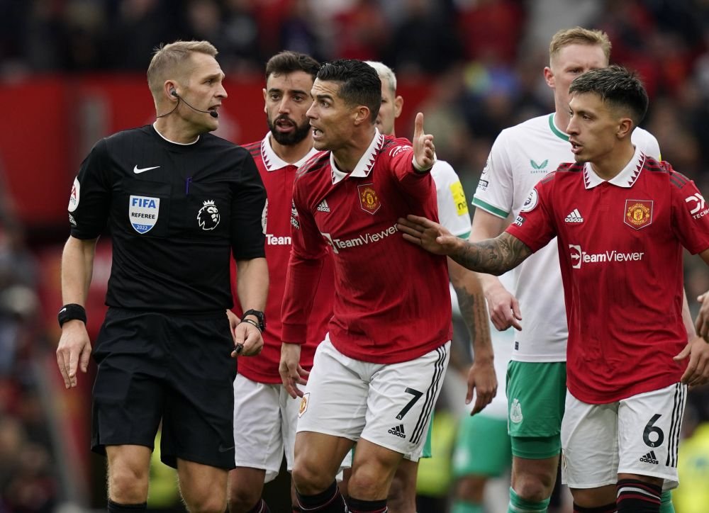 Fază bizară în Premier League! Ronaldo i-a luat mingea portarului și a marcat, dar a văzut galben și golul a fost anulat_11