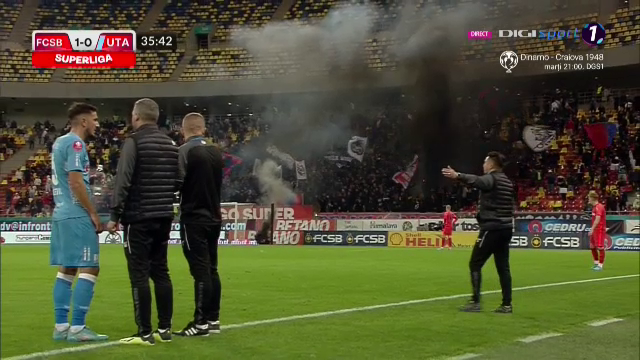 Show pirotehnic pe Arena Națională, la FCSB - UTA. Câte minute a întrerupt centralul meciul după ce 