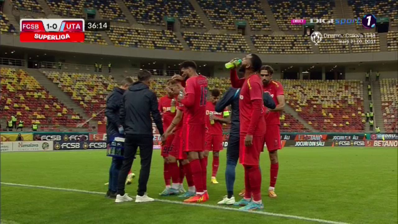 Show pirotehnic pe Arena Națională, la FCSB - UTA. Câte minute a întrerupt centralul meciul după ce