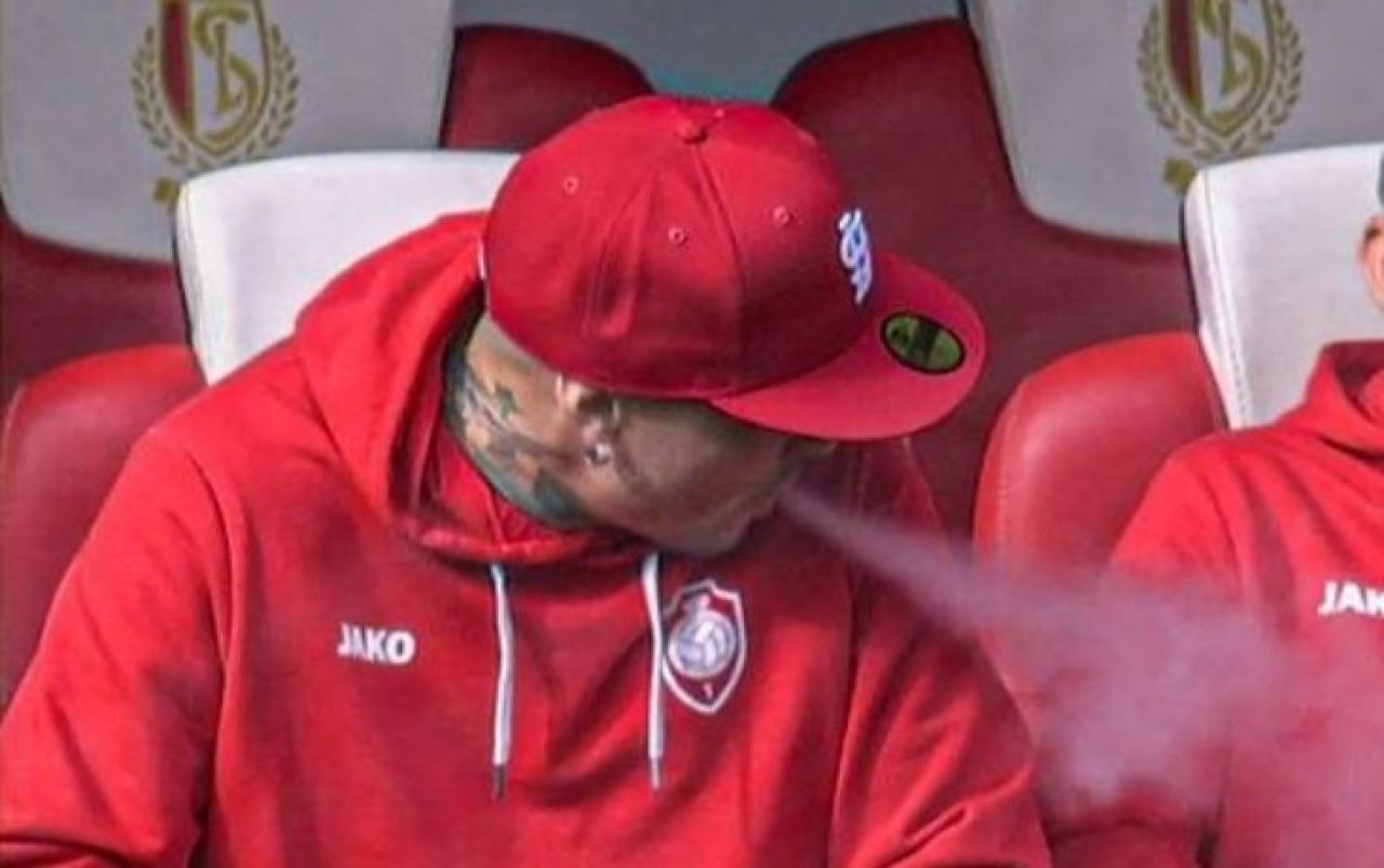 Fostul star de la Inter Milano și Roma, dat afară de la echipă după ce a fumat pe banca de rezerve în timpul meciului!_1