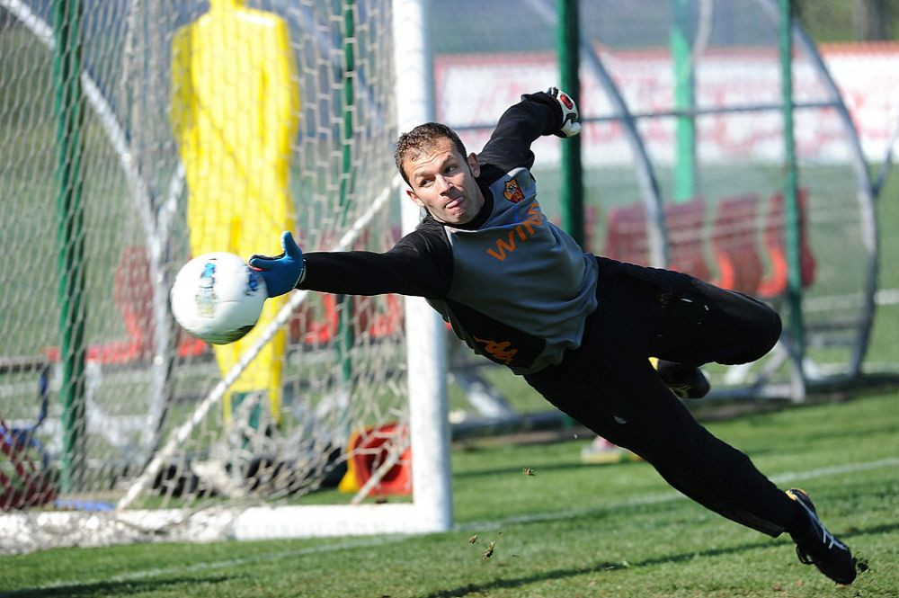 &rdquo;&Icirc;n ce portar din Rom&acirc;nia vezi ceva din calitățile tale?&rdquo;. Bogdan Lobonț a răspuns pe loc