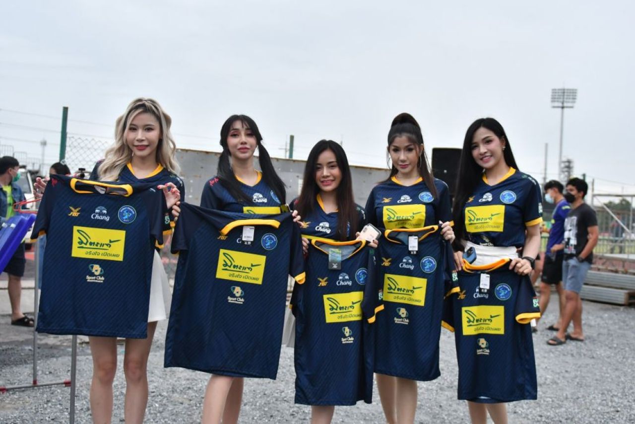 Șmecher printre majorete! Cum a înscris un atacant român în campionatul din Thailanda_4