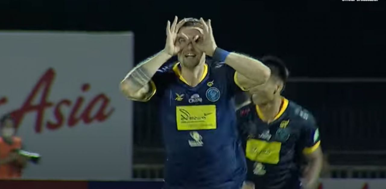 Șmecher printre majorete! Cum a înscris un atacant român în campionatul din Thailanda_17