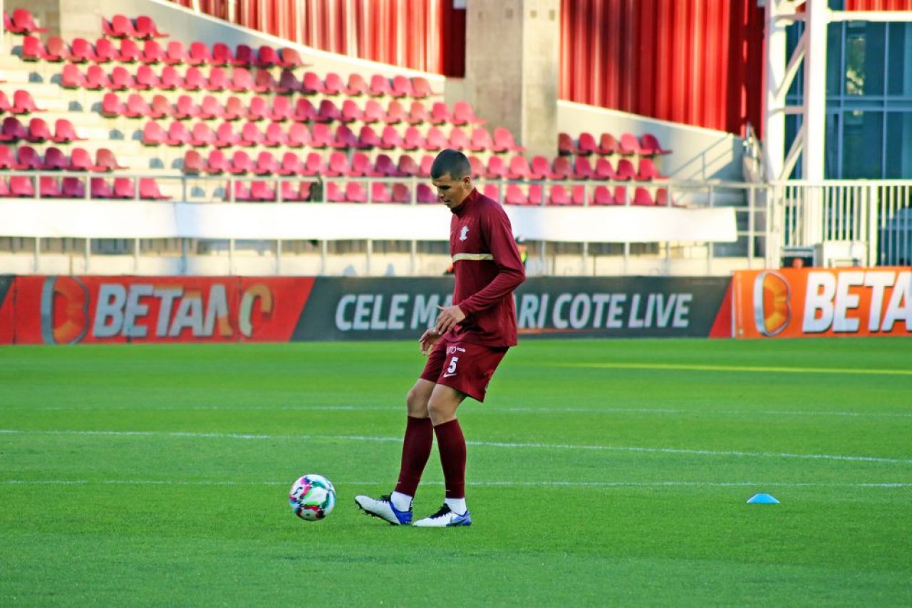 Cine sunt puștii care au debutat aseară la Rapid. Un stoper născut la Chișinău și extrema considerată