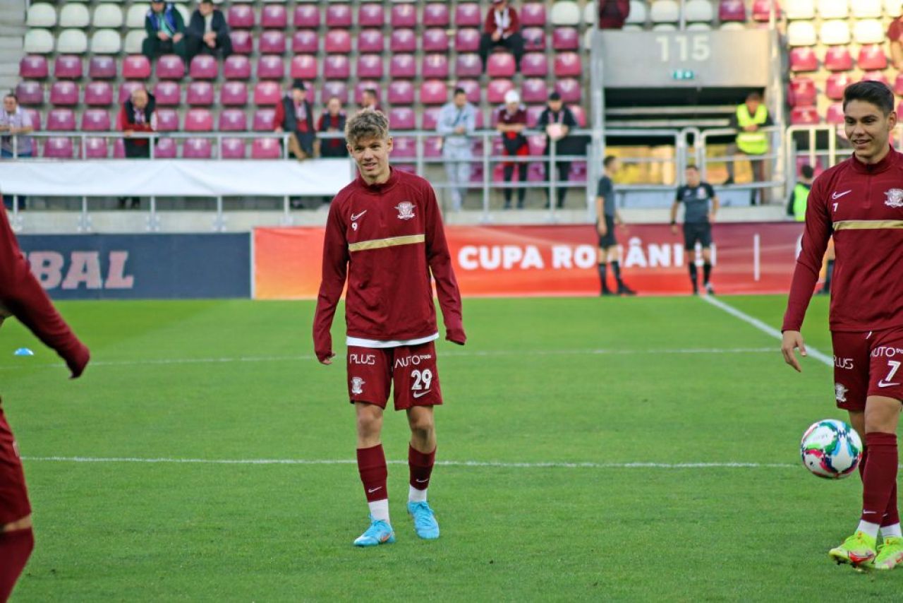 Cine sunt puștii care au debutat aseară la Rapid. Un stoper născut la Chișinău și extrema considerată