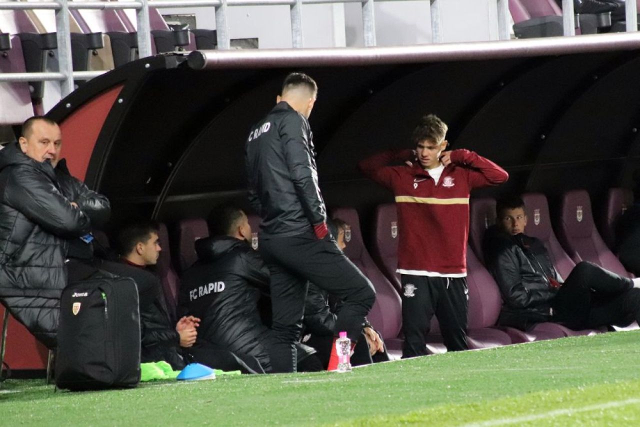 Cine sunt puștii care au debutat aseară la Rapid. Un stoper născut la Chișinău și extrema considerată
