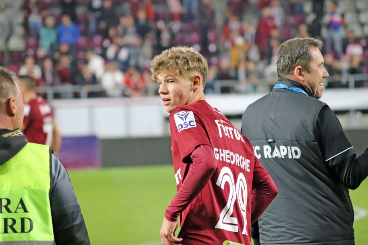 Cine sunt puștii care au debutat aseară la Rapid. Un stoper născut la Chișinău și extrema considerată