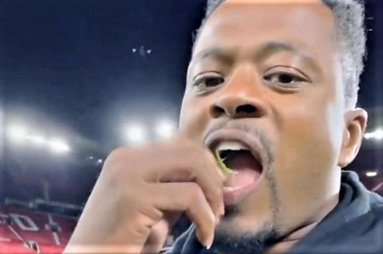 Patrice Evra a gustat iarba de pe Old Trafford! De ce a făcut francezul gestul ciudat_4