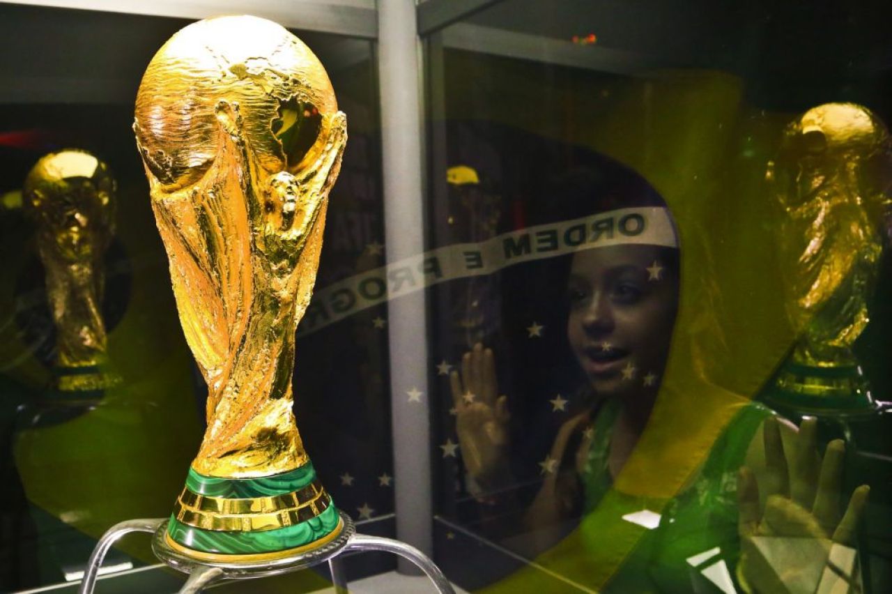 O fabrică din Italia produce, la fiecare patru ani, o copie din alamă pentru câștigătoarele Cupei Mondiale de fotbal_7