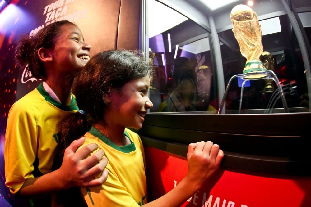 O fabrică din Italia produce, la fiecare patru ani, o copie din alamă pentru câștigătoarele Cupei Mondiale de fotbal_8