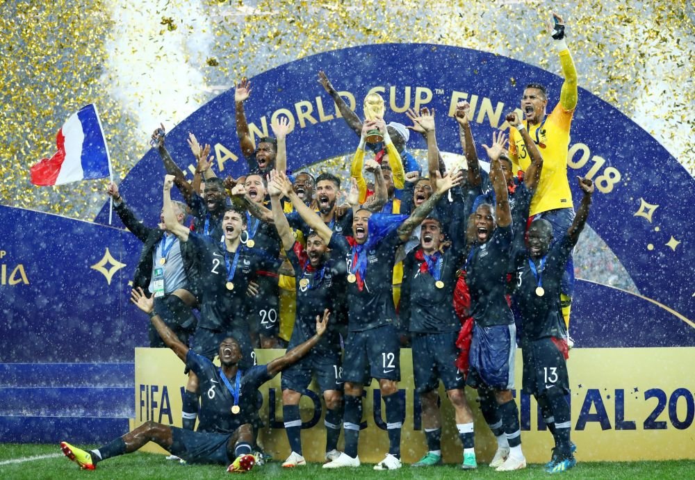 O fabrică din Italia produce, la fiecare patru ani, o copie din alamă pentru câștigătoarele Cupei Mondiale de fotbal_9