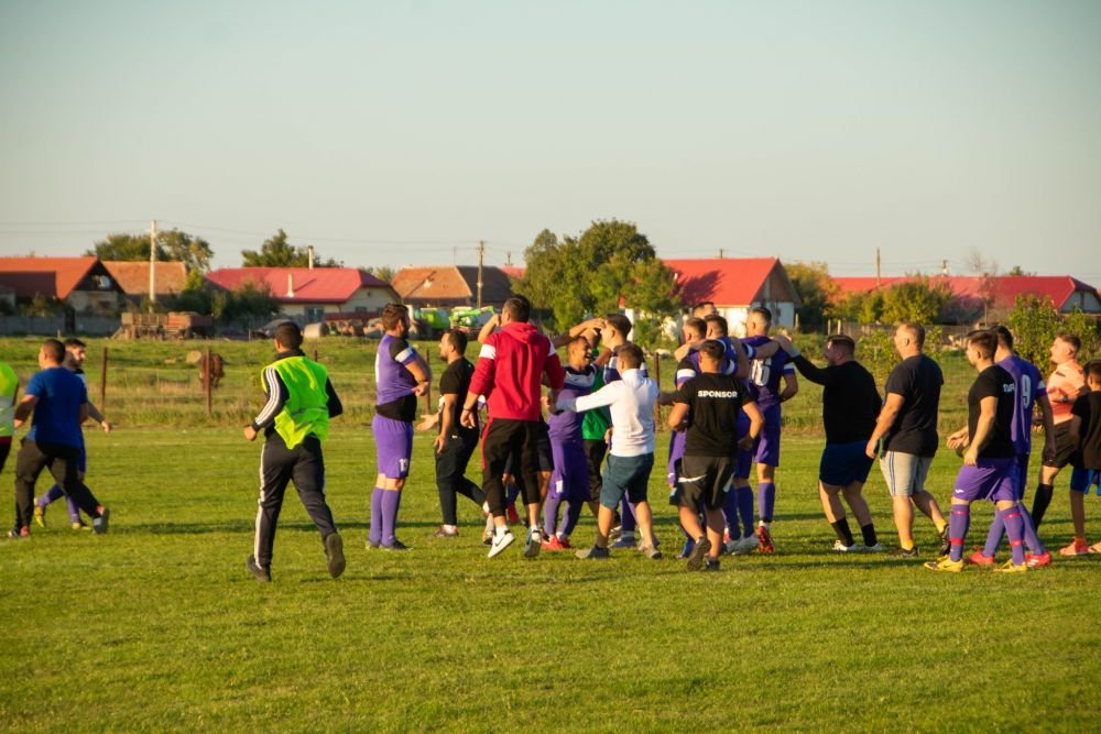 ”Să nu jignim animalele!”. Incidente grave pe ”San Siro” din România: arbitrii bătuți de jucători și salvați de poliție_12