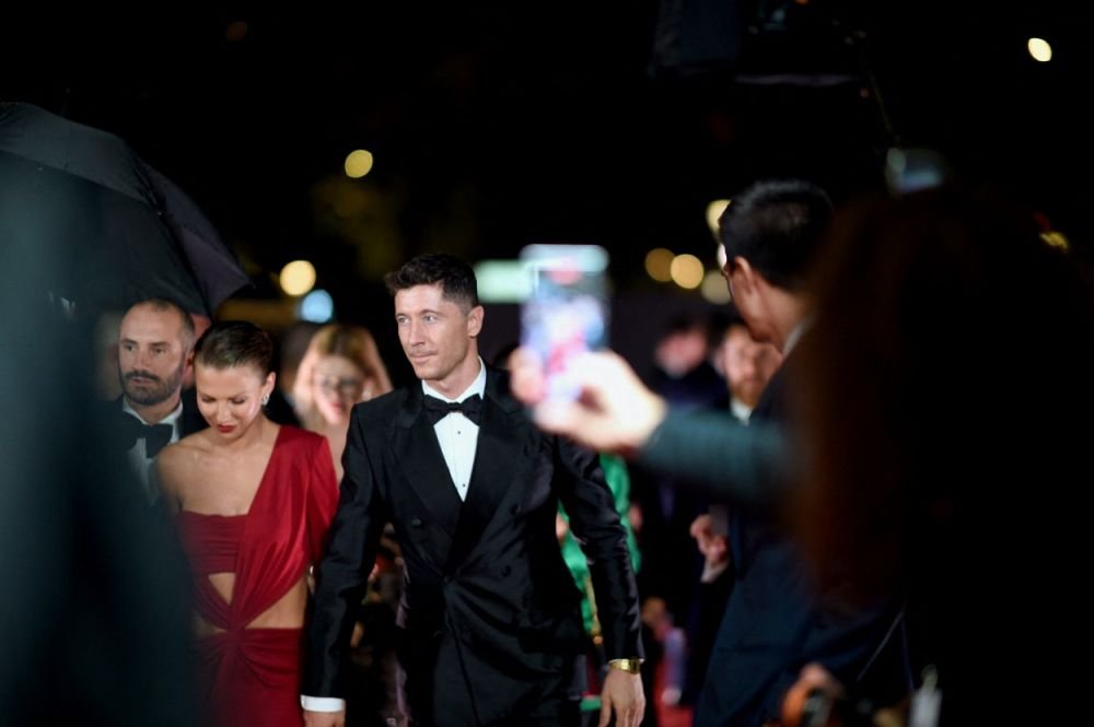 Karim Benzema a purtat un ceas de 10000 de ori mai scump decât cel ales de Robert Lewandowski, la gala Balonul de Aur 2022_10